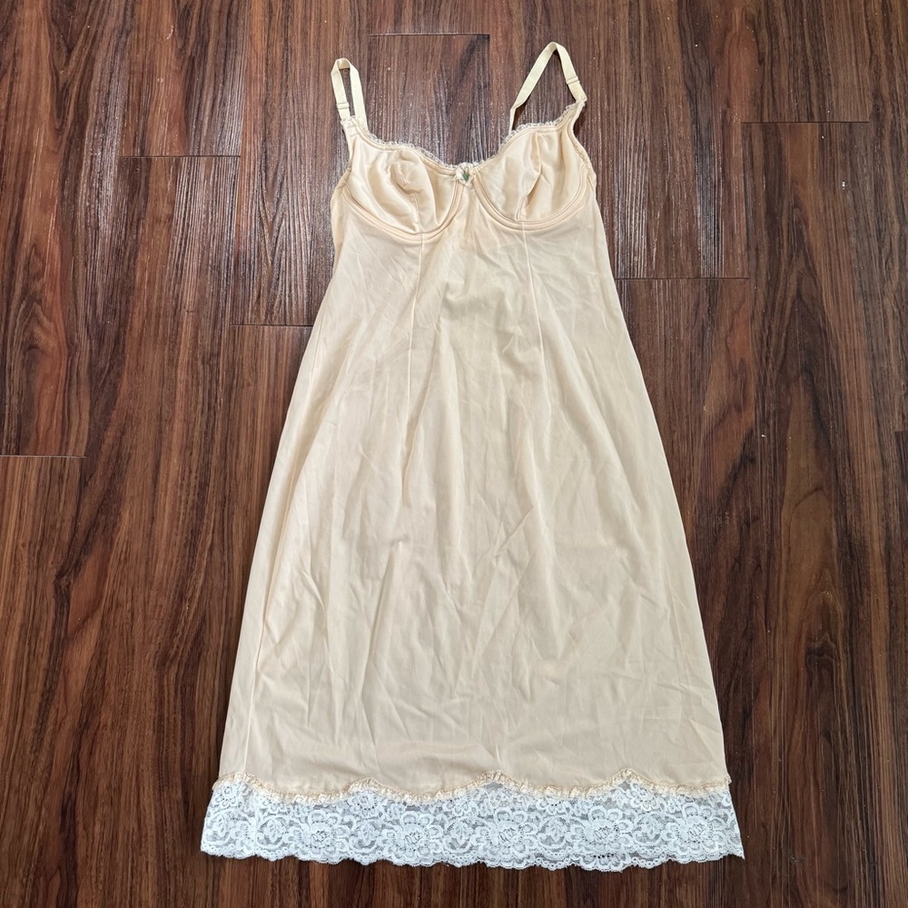 VTG Henson Kickernick SZ 35 8 Cup Cream Lace Trim Slip/Dress Romantic Feminine
